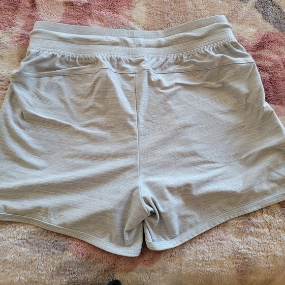 🤑 All In Motion Shorts - Picture 2 of 6